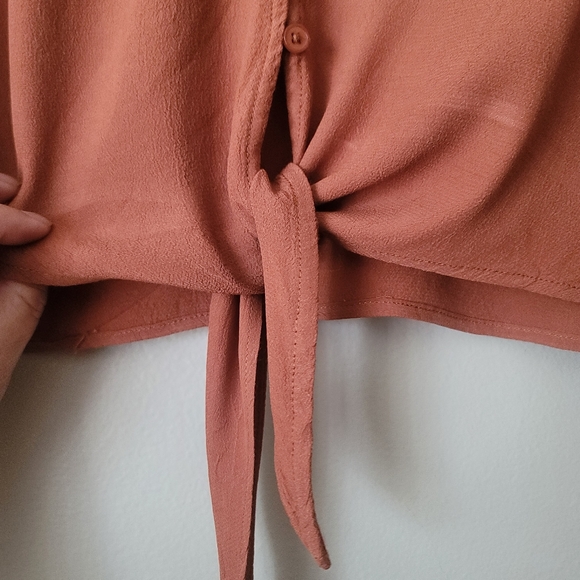 Forever 21 V-neck Tie Knot Casual Blouse Size Medium - Picture 4 of 8